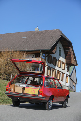 Opel Rekord 1900 Caravan (1977) – üppiger Stauraum trotz dem links stehenden Reserverad