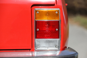 Opel Rekord 1900 Caravan (1977) – zierliche Dreikammer-Rückleuchten mit sechs Schrauben