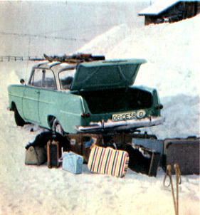 Opel Rekord (1961) - der Kofferraum int 'unergründlichen Tiefen' nimmt das Gepäck einer vierköpfigen Familie problemlos auf