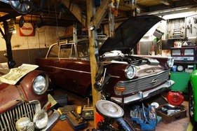 Opel Rekord (1961) – neben einem Olympia Rekord von 1957, dem ältesten Auto der Ausstellung – im Museum Halle 77.JPG in Dortmund