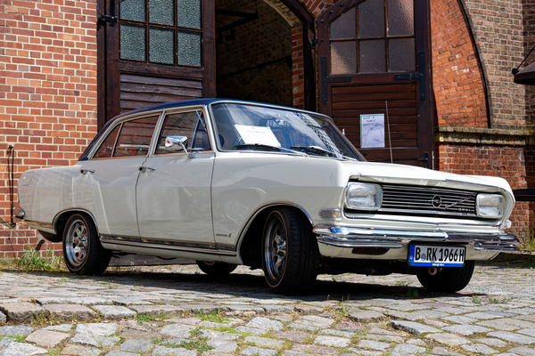 Opel Rekord (1966) – Sechzigerjahre-Auto im Achtzigerjahre-Stil – Oldtimer Open Air 2024