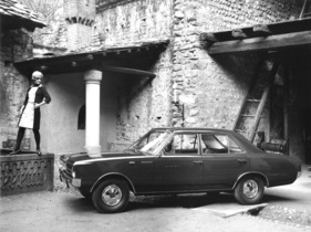 Opel Rekord (1966) - das Model trägt Kleider Gianni Baldini Kollektion "Corsa"