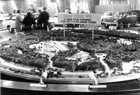 Opel Rekord (1967) - im Hintergrund zu sehen, im Vordergrund ein Modell des GM-Testgländes, am Genfer Autosalon 1967