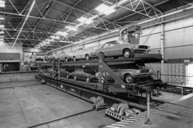 Opel Rekord (1972) – Eisenbahn-Verladung im Werk, zusammen mit einem Commodore