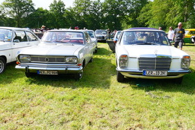Opel Rekord (B) 1900 L Coupé und Mercedes-Benz W115 der zweiten Serie, vulgo Strich-Acht – Bockhorner Oldtimermarkt 2025