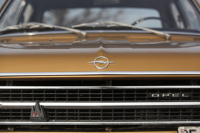 Opel Rekord C 1900 (1971) - der Opel-Blitz auf dem Bug