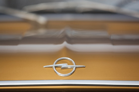 Opel Rekord C 1900 (1971) - der Opel-Blitz geht in den Falz der Motorhaube über