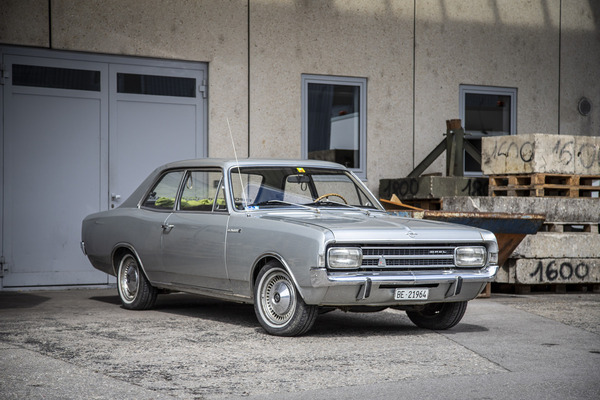 Opel Rekord C als Opel Rekord "E": auf Elektroantrieb umgerüsteter Klassiker auf dem Besucherparkplatz – Swiss RetroMecanika 2023