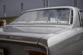 Opel Rekord C als Opel Rekord "E": auf Elektroantrieb umgerüsteter Klassiker auf dem Besucherparkplatz – Swiss RetroMecanika 2023