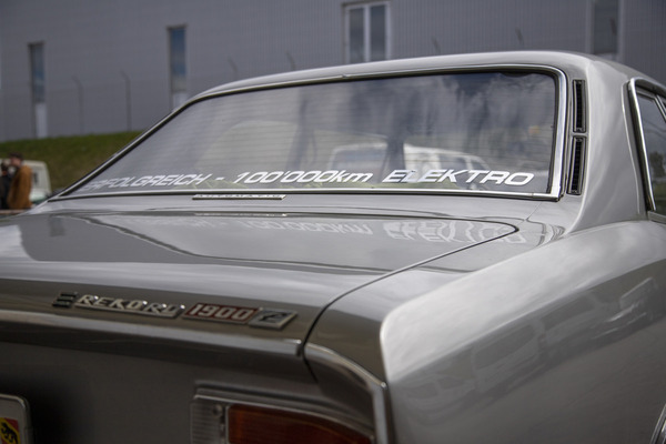 Opel Rekord C als Opel Rekord "E": auf Elektroantrieb umgerüsteter Klassiker auf dem Besucherparkplatz – Swiss RetroMecanika 2023