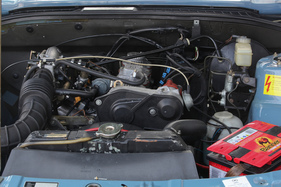 Opel Rekord E2 Caravan (1986) - der 1,8-Liter fand im Motorraum problemlos Platz