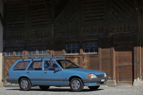 Opel Rekord E2 Caravan (1986) - mit Gepäckträger aus der Zeit