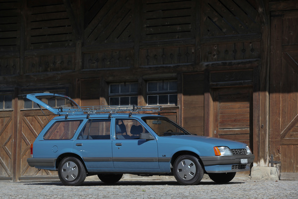 Opel Rekord E2 Caravan (1986) - mit geöffneter Heckklappe