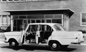 Opel Rekord L (1961) - Die langgestreckte Karosserie kommt besonders der viertürigen Opel Rekord Limousine zugute. Der Einstieg zu den Vorder- bzw. Rücksitzen ist durch grossbemessene Türen überaus bequem.