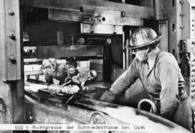 Opel Rekord L (1962) - Die 600 t-Richtpresse hat - wie die Schmiedepresse - zwei versenkbare Gesenke, in denen die abgegratenen Kurbelwellen in zwei Ebenen gerichtet werden.