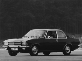 Opel Rekord L (1972) – als zweitürige Limousine mit höherem Dach als das Coupé Opel Rekord L (1972) – als zweitürige Limousine mit höherem Dach als das Coupé