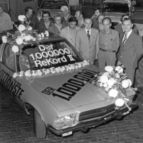 Opel Rekord L (1977) – mit Blumenschmuck und Entourage läuft am 7. September 1976 der millionste Rekord II vom Band
