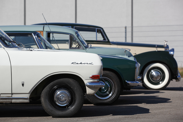 Opel Rekord vor älteren britischen Limousinen - 2. TCS Youngtimer und Classictreffen in Pratteln 2016
