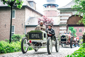 Bild Opel Rennwagen (1903) - bei der Besammlung und Abfahrt der Kronprinz Wilhelm Rasanz Fahrt in Schloss Krickenbeck