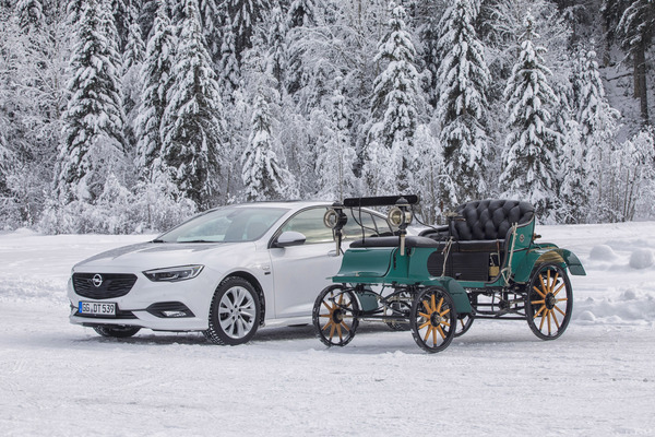 Image: Opel System Lutzmann (1899) - next to Opel Insignia Grand Sport from 2019 - 120 years of carmaking at Opel