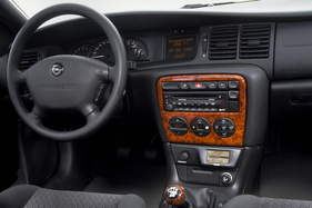 Opel Vectra (1997) – Das Navigationsgerät ersetzt die Becherhalter (1997)