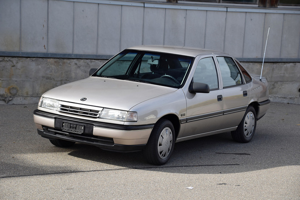 Opel Vectra 2.0i GLS (1991) - als Lot 03 an der Versteigerung der Oldtimer Galerie Toffen am 20. Oktoberl 2018