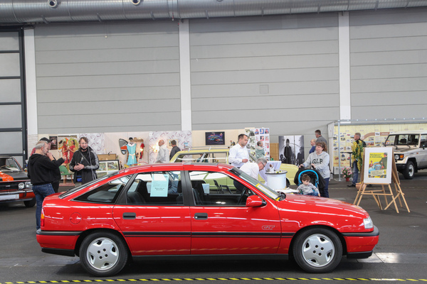 Opel Vectra A GT (1989) - Fliessheck-Limousine mit Schiebedach und H-Zulassung zum Kauf angeboten - Motorworld Classics Bodensee 2022