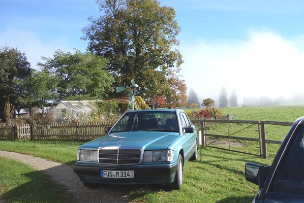 Ophilia, Ninas erster W 201 vor dem Garten des elterlichen Hofs