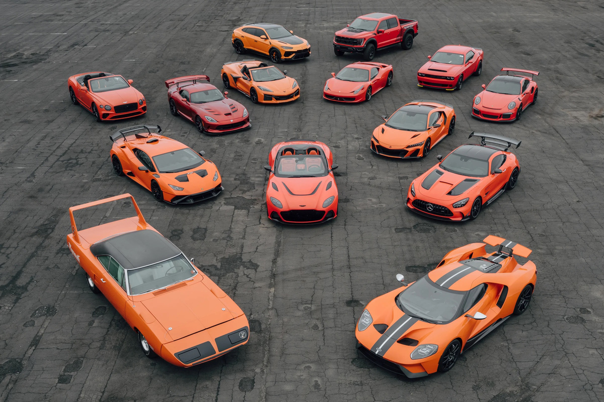 Orange Collection mit jungen Sportwagen und Performance-Fahrzeugen an der Bonhams Miami Versteigerung 2025