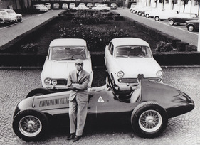 Orazio Satta Puliga vor dem Alfetta-Formel-1-Rennwagen Tipo 159, dahinter Alfa Romeo Giulia 1.6 Berlina, Alfa Romeo Giulietta Berlina Orazio Satta Puliga vor dem Alfetta-Formel-1-Rennwagen Tipo 159, dahinter Alfa Romeo Giulia 1.6 Berlina, Alfa Romeo Giulietta Berlina