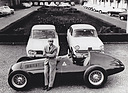 Orazio Satta Puliga vor dem Alfetta-Formel-1-Rennwagen Tipo 159, dahinter Alfa Romeo Giulia 1.6 Berlina, Alfa Romeo Giulietta Berlina