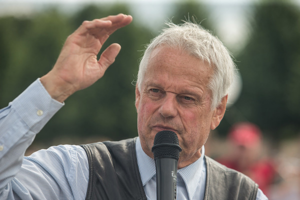 Organisator Johannes Hübner weiss zu jedem Auto etwas zu erzählen - Classic-Gala Schwetzingen 2019