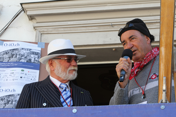Organisator Ruedi Müller im Gespräch mit einem historischen Skifahrer - Oldtimer in Obwalden (O-iO) 2019