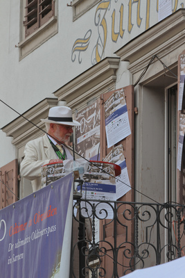 Organisator Ruedi Müller kommentiert von hoher Warte - Oldtimer in Obwalden (O-iO) 2018