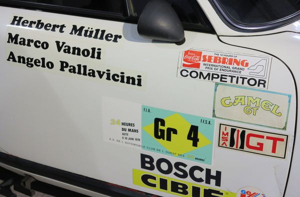 Originalaufkleber am Porsche 934 Carrera RSR Turbo von Pallavicini an der Buchvernissage «Les Suisses au Mans 2013»