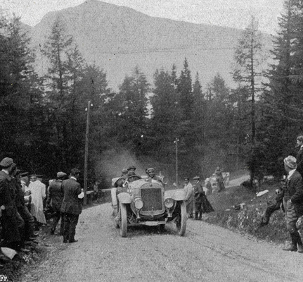 Bild: Otto Hieronimus absolvierte die 2.364 Kilometer lange Alpenfahrt 1912 ohne Strafpunkte. Auf der Strecke machten ihm andere böhmische Marken Konkurrenz – etwa Praga aus Prag und R.A.F. aus Reichenberg, die im gleichen Jahr von Laurin & Klement übernommen wurde.