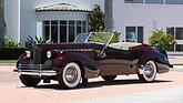 Bild: Packard Custom Super Eight One-Eighty 1806 Darrin Convertible Victoria (1940) - Lot 277 an der Broad Arrow Monterey Jet Center Auction 2025
