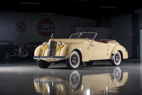 Packard One Twenty Convertible Victoria by Darrin (1939) - als Lot 143 an der RM/Sotheby's Amelia Island Versteigerung 2017 angeboten