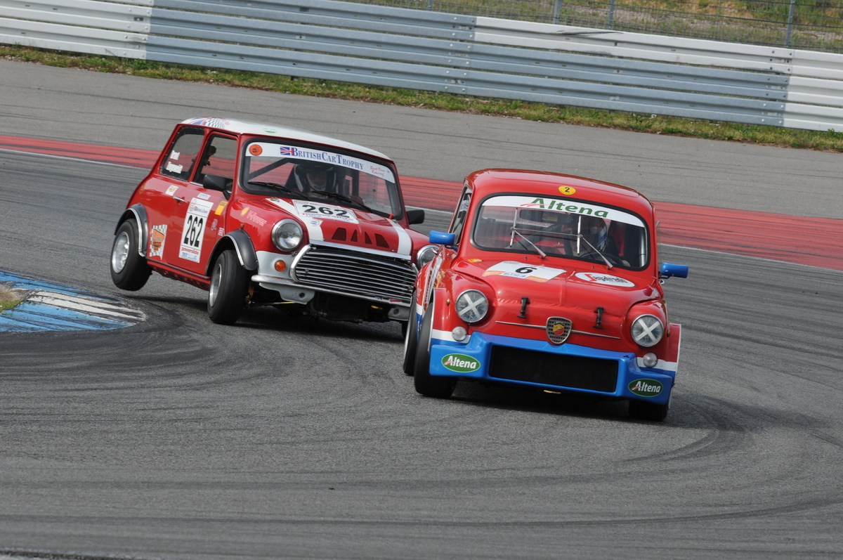 Packende Zweikämpfe zwischen Fiat Abarth 1000TC (1965) und Mini Cooper am Preis der Stadt Stuttgart 2018 - Kampf der Zwerge