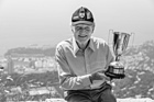 Bild: Paddy Hopkirk mit Pokal