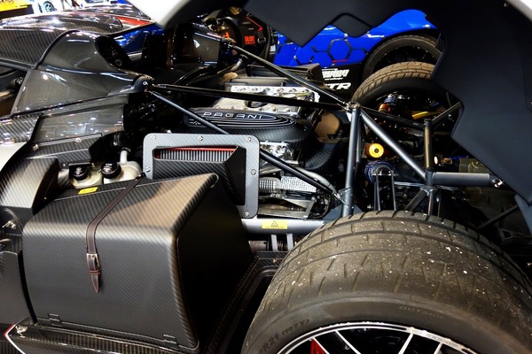 Pagani Huayra (2018) – Blick auf den V12 von Mercedes-AMG – Essen Motor Show 2023