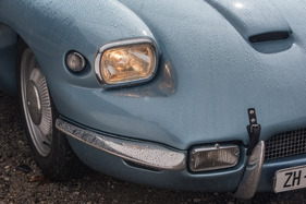 Panhard CD (1964) - die Haube wird durch einen Lederriemen gesichert