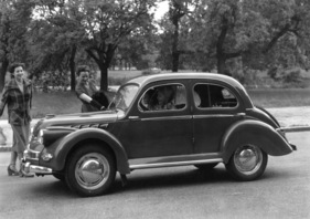 Panhard Dyna (1948) - .. schnell noch ein paar Freundinnen mitnehmen