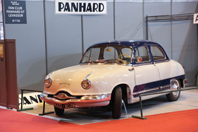 Panhard Dyna (1958) - mit Zweizylinder-Frontmotor auf dem Clubstand - Rétromobile 2015