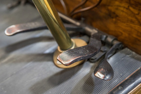 Panhard Levassor Type 2F (1899) - Lenksäule zwischen der Pedalerie - Rétromobile Paris 2020