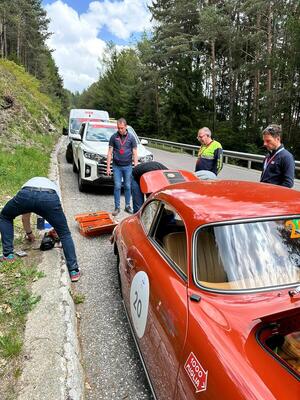Pannenhilfe am Strassenrand war natürlich auch gelegentlich vonnöten – Coppa delle Alpi 2024