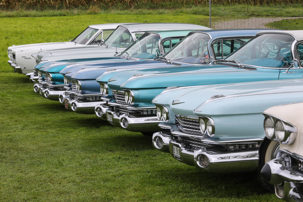 Panoramascheiben, Heckflossen und viel Chrom - ein Cadillac Series 62 fällt immer auf, als Gruppe sowieso - FNA Jahrestreffen 2025