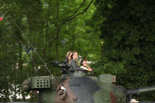 Panzer 68/88 von 1970 - 39 Tonnen schwer und 29 LIter Hubraum - Militär-Corso am GP Brugger Schachen 2015