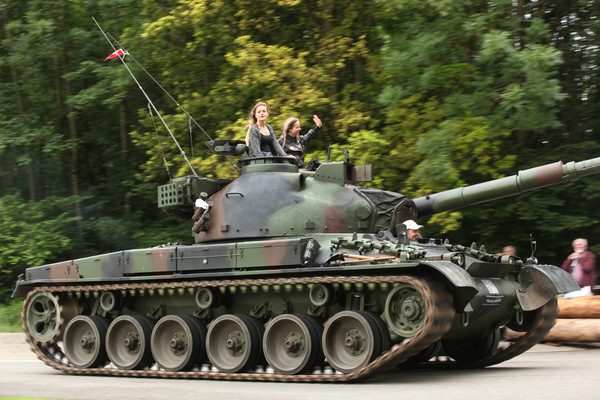 Panzer 68/88 von 1970 - 39 Tonnen schwer und 29 LIter Hubraum - Militär-Corso am GP Brugger Schachen 2015