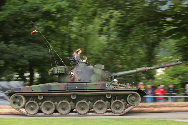 Panzer 68/88 von 1970 - 39 Tonnen schwer und 29 LIter Hubraum - Militär-Corso am GP Brugger Schachen 2015